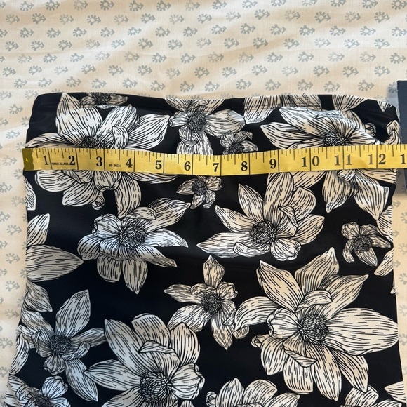 Crown & Ivy NWT Floral Black and White Ruffle Strap One Piece Small Swimsuit - Picture 7 of 12